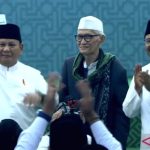 Presiden Prabowo Subianto menerima Kartu Tanda Anggota seumur hidup Nahdlatul Ulama di Jombang