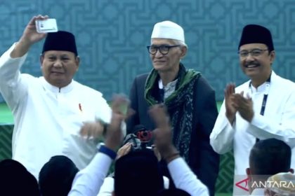 Presiden Prabowo Subianto menerima Kartu Tanda Anggota seumur hidup Nahdlatul Ulama di Jombang