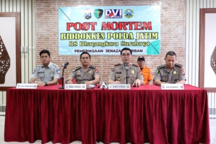 Tim DVI Polda Jatim melakukan proses identifikasi jenazah korban kebakaran KMP Mutiara Sentosa 2 di RS Bhayangkara