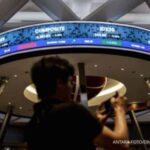 Grafik pergerakan Indeks Harga Saham Gabungan (IHSG) di layar monitor bursa efek