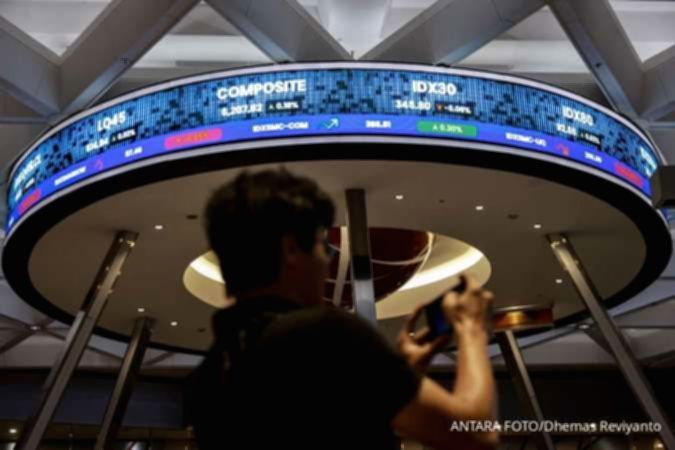 Grafik pergerakan Indeks Harga Saham Gabungan (IHSG) di layar monitor bursa efek