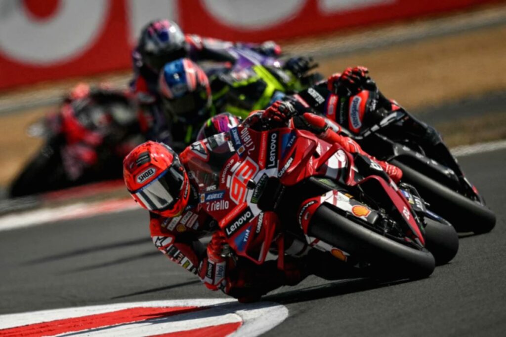 Marc Marquez saat menunggangi motor Ducati dalam sesi latihan MotoGP Inggris di Sirkuit Silverstone.
