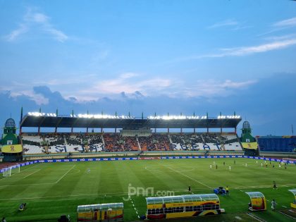 Marc Klok saat sesi latihan bersama skuad Persib Bandung di lapangan