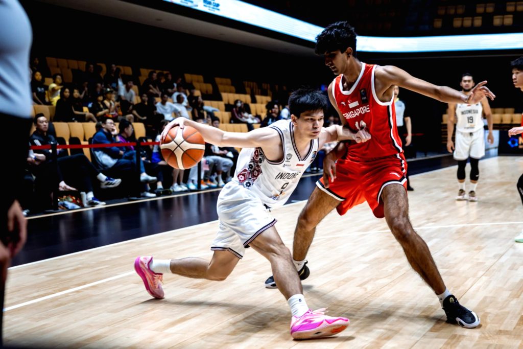 Para pemain timnas basket putra Indonesia merayakan kemenangan atas Singapura di Arena Seremban