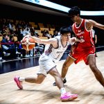 Para pemain timnas basket putra Indonesia merayakan kemenangan atas Singapura di Arena Seremban