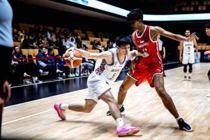 Para pemain timnas basket putra Indonesia merayakan kemenangan atas Singapura di Arena Seremban