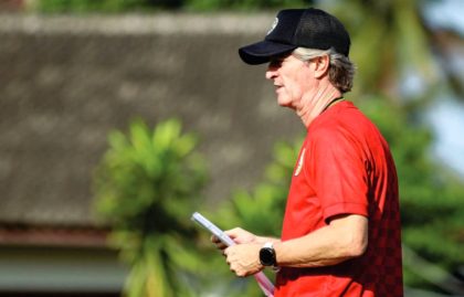 Pelatih PSS Sleman Pieter Huistra saat memimpin sesi latihan tim di Sleman.