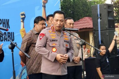 Kapolri Jenderal Pol. Listyo Sigit Prabowo memberikan keterangan terkait isu pergantian pimpinan Polri.