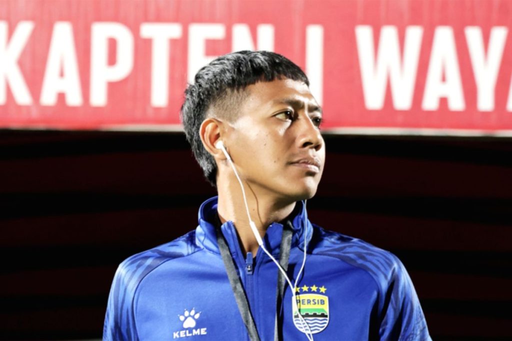 Pemain Persib Bandung Beckham Putra saat sesi latihan di lapangan sepak bola