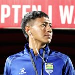 Pemain Persib Bandung Beckham Putra saat sesi latihan di lapangan sepak bola