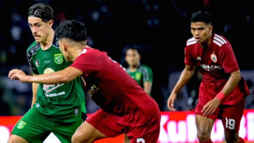 Francisco Rivera saat mengikuti sesi latihan bersama Persebaya Surabaya di Stadion Gelora Bung Tomo.