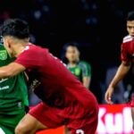 Francisco Rivera saat mengikuti sesi latihan bersama Persebaya Surabaya di Stadion Gelora Bung Tomo.