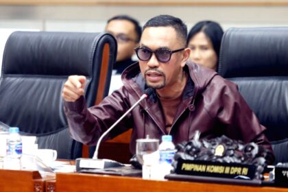 Polisi mengamankan area lahan terbakar seluas lima hektare di Desa Rawa Bangun, Indragiri Hulu, Riau.