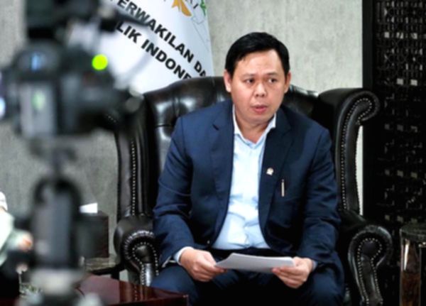 Ketua DPD RI Sultan Baktiar Najamudin memberikan keterangan pers terkait penanganan kebakaran hutan di Kalimantan.