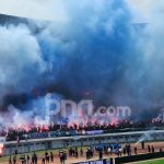 Ribuan suporter Bobotoh memadati tribune Stadion GBLA saat sesi latihan terakhir Persib Bandung.