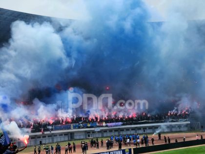 Ribuan suporter Bobotoh memadati tribune Stadion GBLA saat sesi latihan terakhir Persib Bandung.