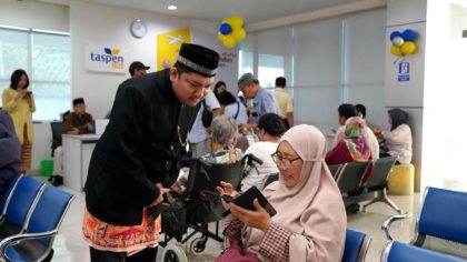 Jajaran direksi TASPEN mengunjungi kediaman pensiunan dalam rangka peringatan Hari Pelanggan Nasional 2026.