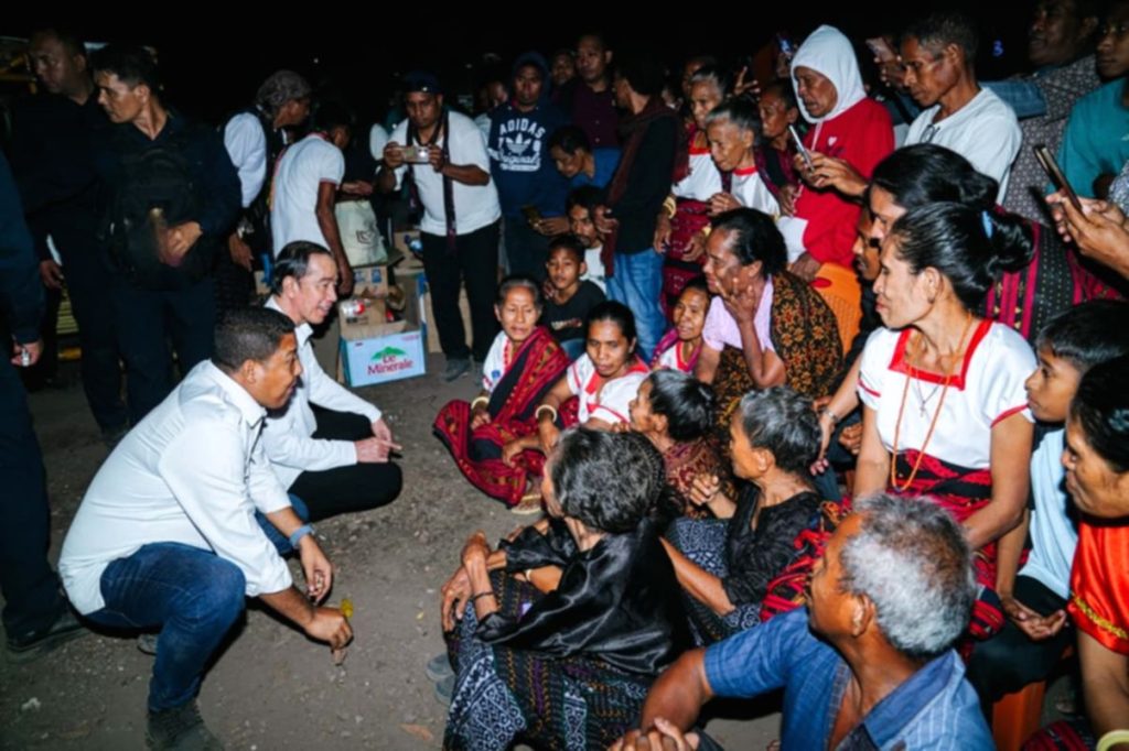 Presiden ke-7 RI Joko Widodo berdialog dengan warga penyintas gempa bumi di lokasi pengungsian Pulau Palue, Sikka.