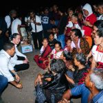 Presiden ke-7 RI Joko Widodo berdialog dengan warga penyintas gempa bumi di lokasi pengungsian Pulau Palue, Sikka.