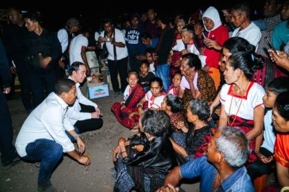 Presiden ke-7 RI Joko Widodo berdialog dengan warga penyintas gempa bumi di lokasi pengungsian Pulau Palue, Sikka.