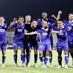 Pelatih Persib Bandung Igor Tolic saat memberikan instruksi kepada anak asuhnya dalam sesi latihan tim.