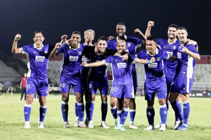Pelatih Persib Bandung Igor Tolic saat memberikan instruksi kepada anak asuhnya dalam sesi latihan tim.