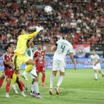 Pelatih PSS Sleman Pieter Huistra memberikan instruksi kepada pemain saat laga melawan Bali United.