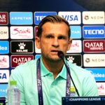 Pelatih Persib Bandung Igor Tolic saat memberikan instruksi kepada pemain dalam sesi latihan tim.