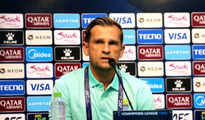 Pelatih Persib Bandung Igor Tolic saat memberikan instruksi kepada pemain dalam sesi latihan tim.