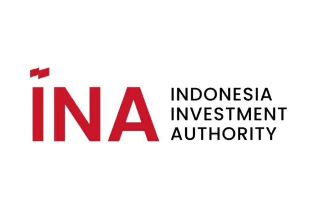Logo Indonesia Investment Authority (INA) dengan latar belakang gedung perkantoran di Jakarta.