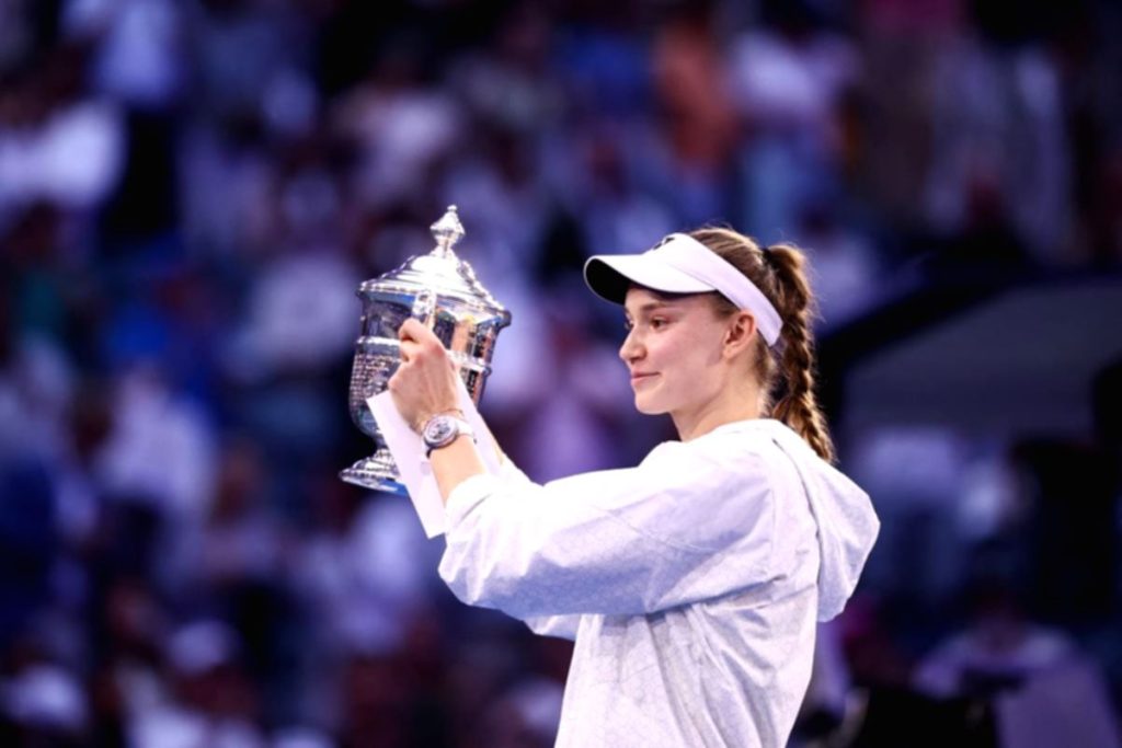 Elena Rybakina mengangkat trofi juara US Open 2026 di Arthur Ashe Stadium setelah mengalahkan Aryna Sabalenka.