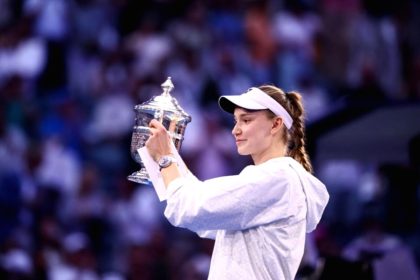 Elena Rybakina mengangkat trofi juara US Open 2026 di Arthur Ashe Stadium setelah mengalahkan Aryna Sabalenka.