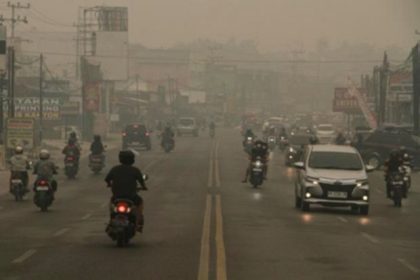 Kabut asap tebal menyelimuti kawasan pemukiman di Kalimantan akibat kebakaran hutan dan lahan.