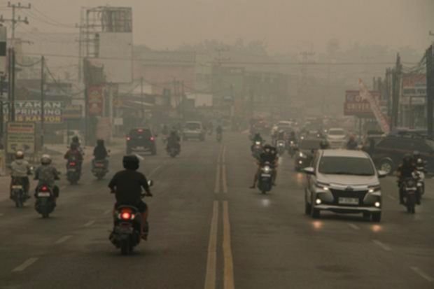 Kabut asap tebal menyelimuti kawasan pemukiman di Kalimantan akibat kebakaran hutan dan lahan.