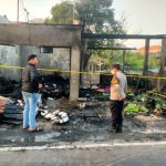 Petugas pemadam kebakaran memadamkan sisa api yang melahap tiga ruko di Jalan Padma, Denpasar.