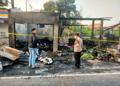 Petugas pemadam kebakaran memadamkan sisa api yang melahap tiga ruko di Jalan Padma, Denpasar.
