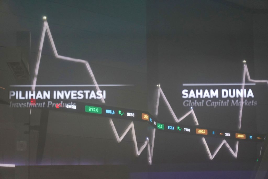 Grafik pergerakan Indeks Harga Saham Gabungan di layar monitor bursa efek