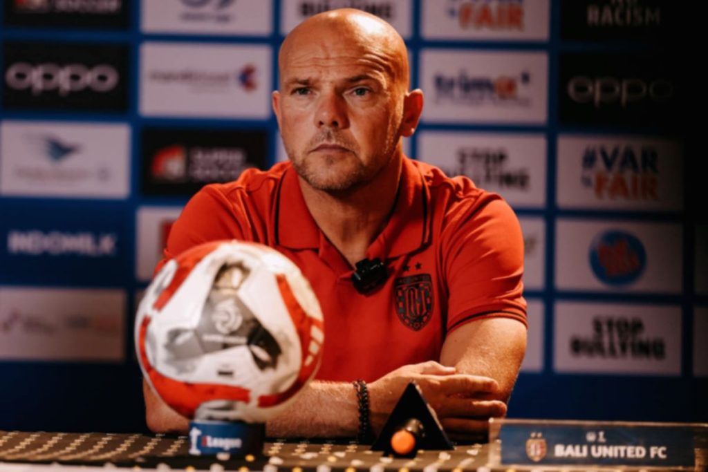 Pelatih Bali United Johnny Jansen saat memimpin sesi latihan tim di Gianyar