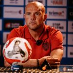Pelatih Bali United Johnny Jansen saat memimpin sesi latihan tim di Gianyar