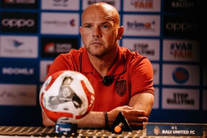 Pelatih Bali United Johnny Jansen saat memimpin sesi latihan tim di Gianyar
