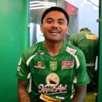 Saddil Ramdani mengenakan seragam hijau Persebaya Surabaya setelah resmi bergabung dengan status pinjaman