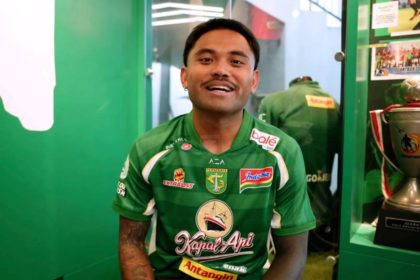 Saddil Ramdani mengenakan seragam hijau Persebaya Surabaya setelah resmi bergabung dengan status pinjaman