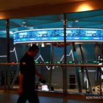 Gedung Bursa Efek Indonesia di Jakarta dengan latar belakang aktivitas pasar modal