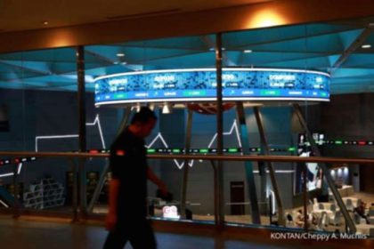 Gedung Bursa Efek Indonesia di Jakarta dengan latar belakang aktivitas pasar modal