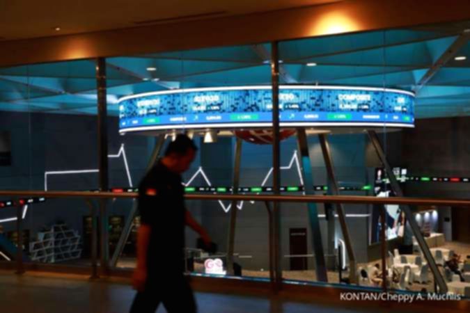 Gedung Bursa Efek Indonesia di Jakarta dengan latar belakang aktivitas pasar modal