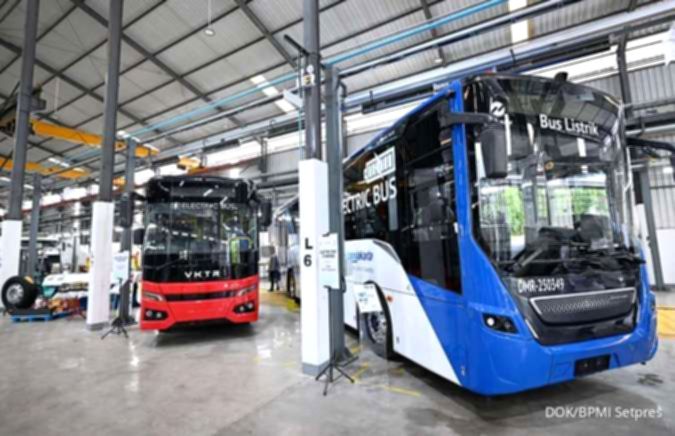 Logo PT VKTR Teknologi Mobilitas Tbk dengan latar belakang biru elektrik