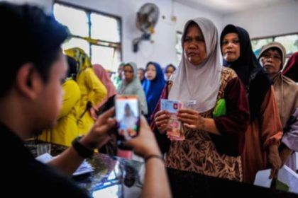Ketua Dewan Ekonomi Nasional Luhut Binsar Pandjaitan saat memberikan keterangan terkait rencana transformasi bansos