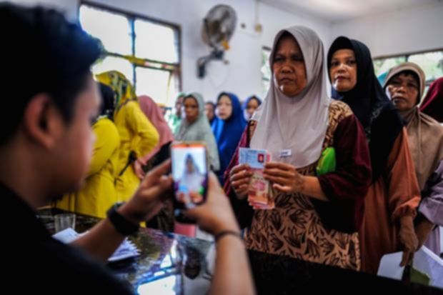 Ketua Dewan Ekonomi Nasional Luhut Binsar Pandjaitan saat memberikan keterangan terkait rencana transformasi bansos