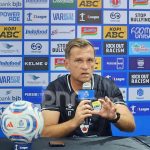 Pelatih Igor Tolic memimpin sesi latihan Persib Bandung jelang laga pembuka BRI Super League melawan PSM Makassar.