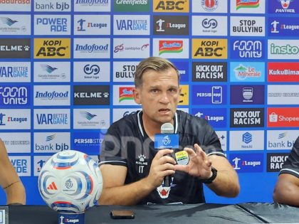 Pelatih Igor Tolic memimpin sesi latihan Persib Bandung jelang laga pembuka BRI Super League melawan PSM Makassar.